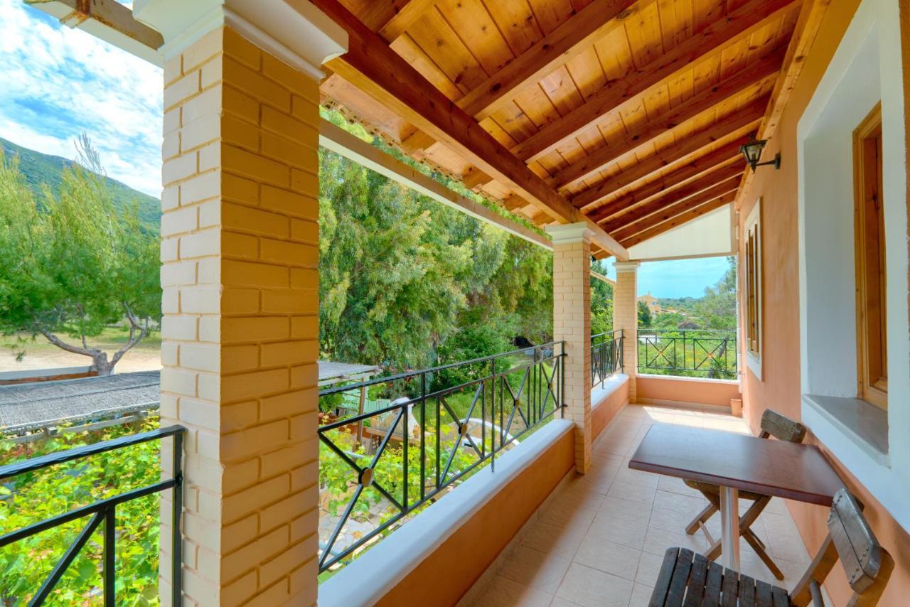 Christinas Lofts Apartment Agios Matthaios  Luaran gambar